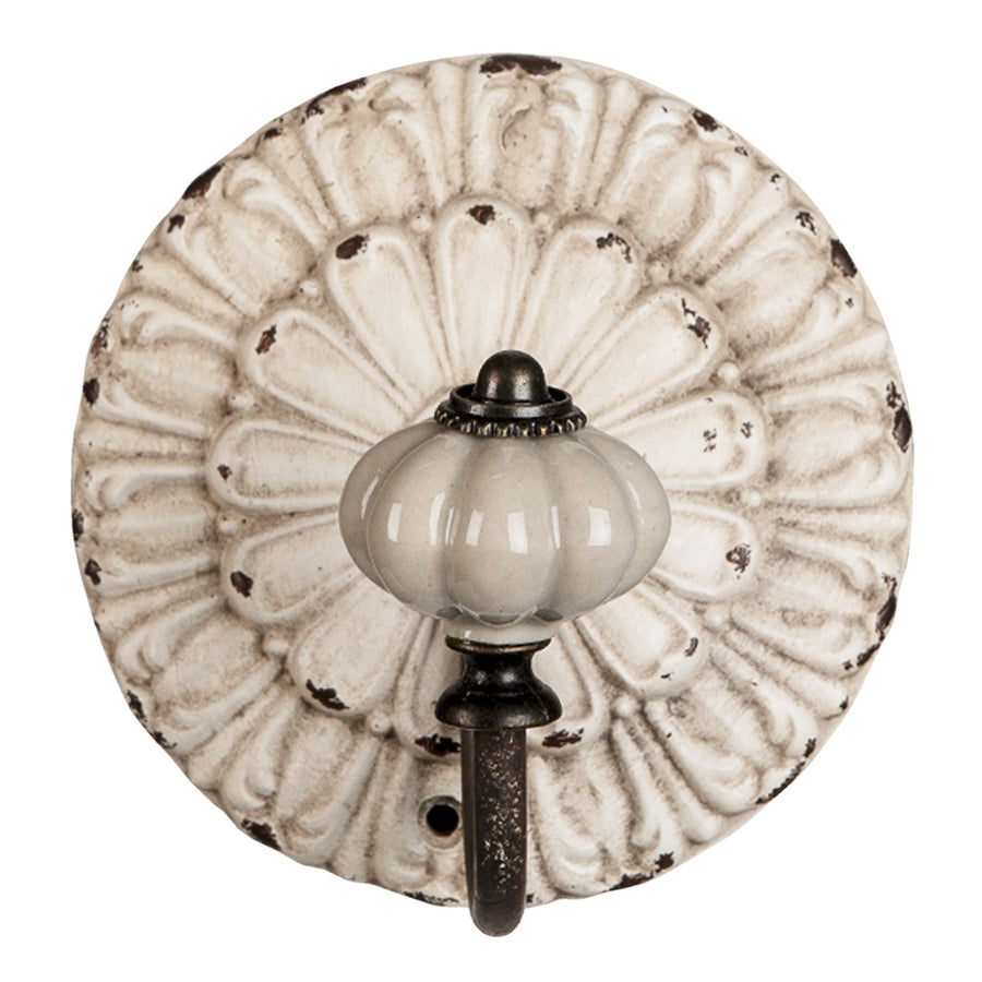 Díszes rozetta foglalatú, fehér színű kerámia gombos fém fogas.