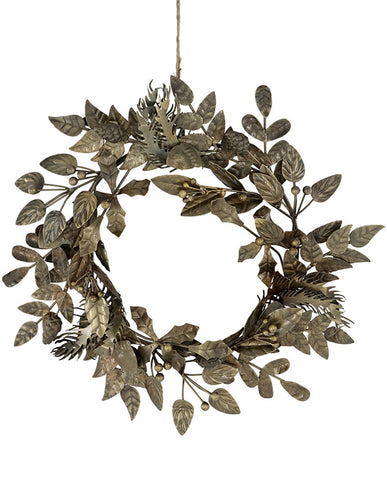 Rézszínű fém levelekből készült, bogyókkal és tobozokkal díszített karácsonyi dekorkoszorú.