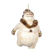 Ezüstszínű kesztyűt és cilindert viselő, krémszínű hóember formájú karácsonyfadísz.