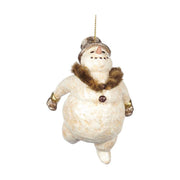 Ezüstszínű kesztyűt és cilindert viselő, krémszínű hóember formájú karácsonyfadísz.