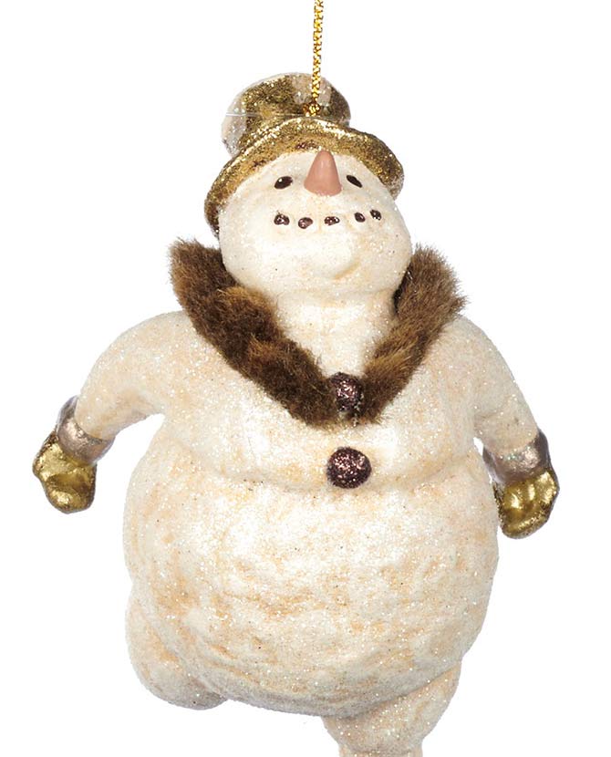 Aranyszínű kesztyűt és cilindert viselő, krémszínű hóember formájú karácsonyfadísz.