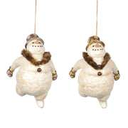 Aranyszínű kesztyűt és cilindert viselő, krémszínű hóember formájú karácsonyfadísz.