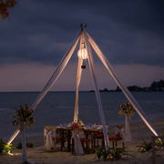 Tengerparti pavilon este, LED-es hőlégballonokkal megvilágítva.