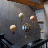 Vintage hőlégballon modellekkel díszített lépcsőfeljáró.