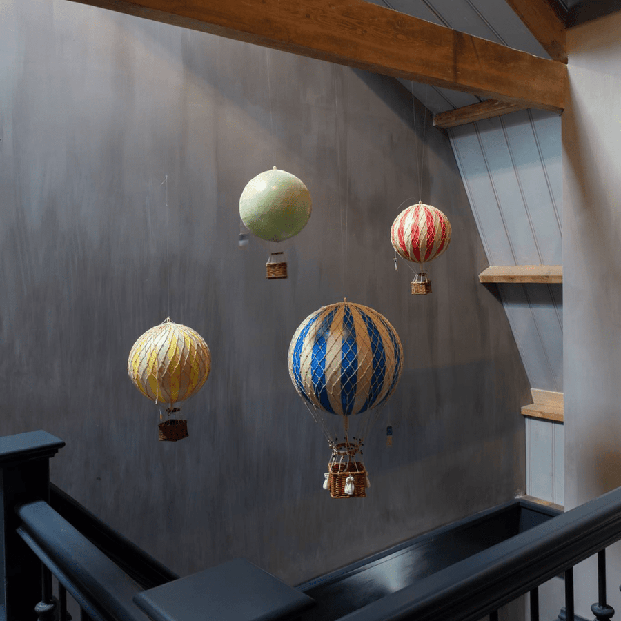 Vintage hőlégballon modellekkel díszített lépcsőfeljáró.