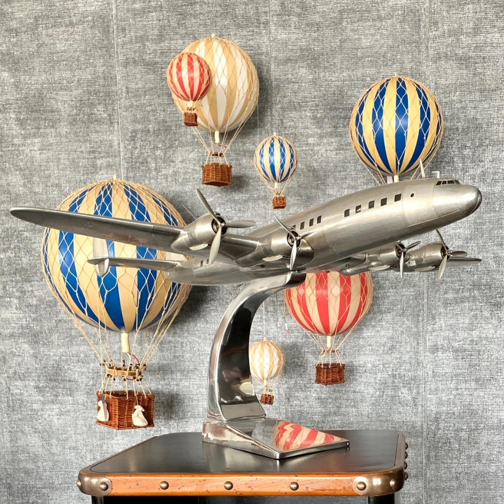 Vintage hőlégballonok és repülőgépmodell.