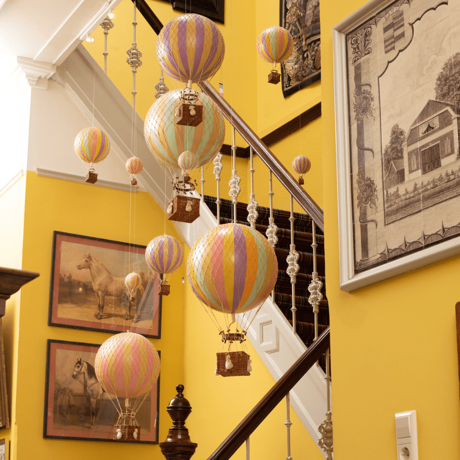 Vintage hőlégballonokkal díszített lépcsőfeljáró.
