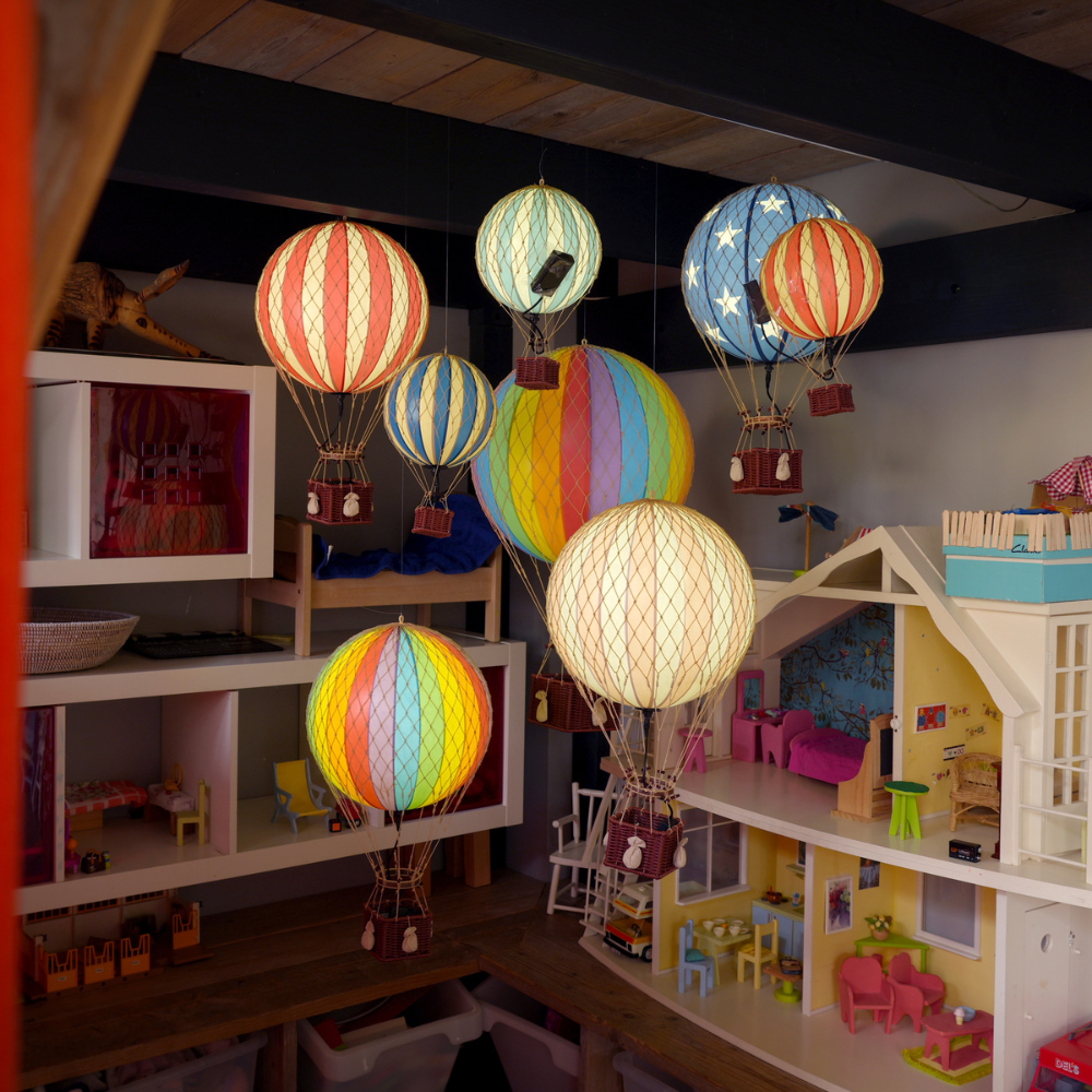 Gyermekszobában lógó, többféle LED-es vintage hőlégballon modellek.