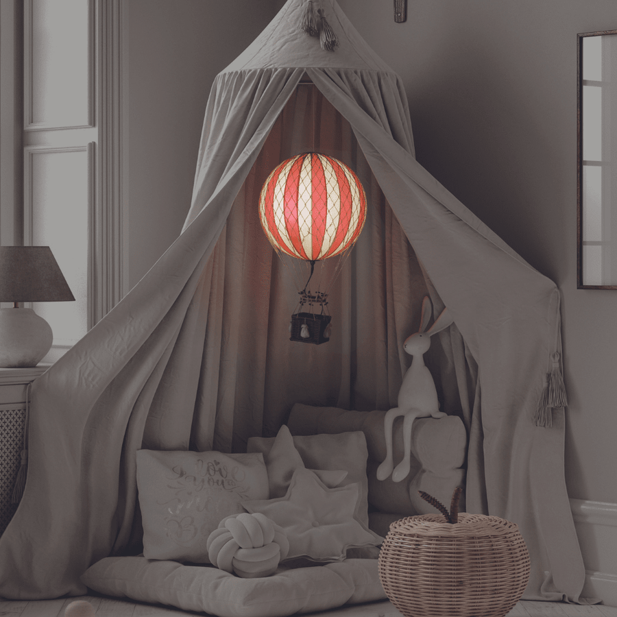 Baldachinos gyermekágy felett lógó vintage LED-es hőlégballon modell.