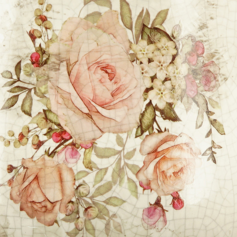 Közeli kép a kaspó rózsamintás dekorjáról – rózsaszín és barackszínű virágmotívum repesztett mázas felületen, rusztikus vintage hangulatban