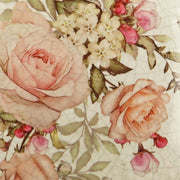 Közelkép a kaspó virágmintás dekorjáról – rózsaszín és barackszínű rózsák zöld levelekkel, finoman antikolt felületen