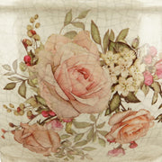 Közeli kép a kaspó virágmintás felületéről – rózsamotívumok, zöld levelek és finoman antikolt máz részletezése