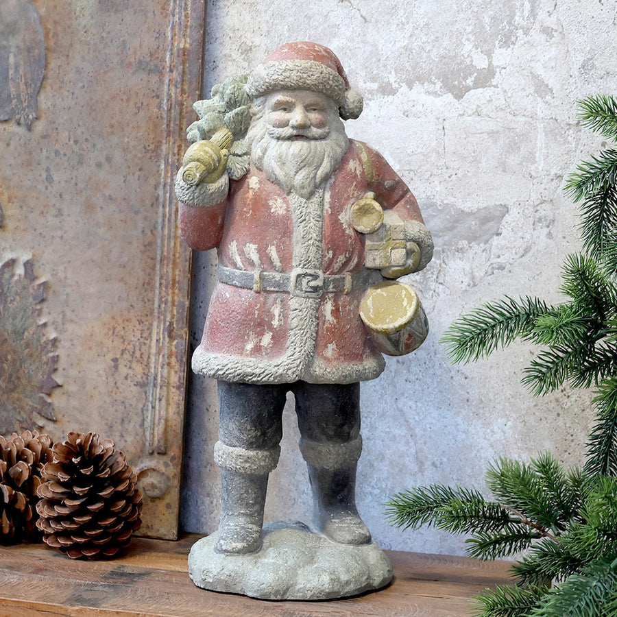 Antikolt felületű nagyméretű Mikulás figura.