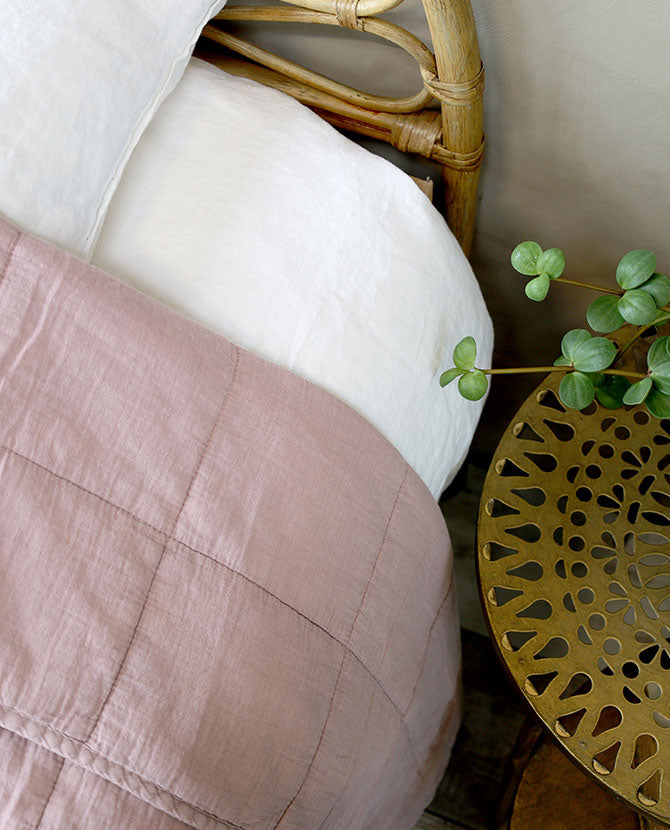 Kőmosott pamutból készült, fáradt rózsaszín színű, steppelt kialakítású, nagyméretű vintage ágytakaró.