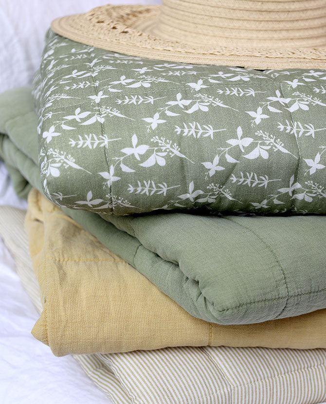Pamutból készült, fáradtzöld színű, steppelt kialakítású, vintage takaró paplan.