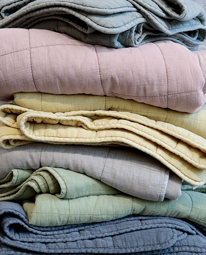 Többféle színű, pamutból készült vintage takarók.