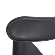 Sötétszürke műanyag bisztrószék.