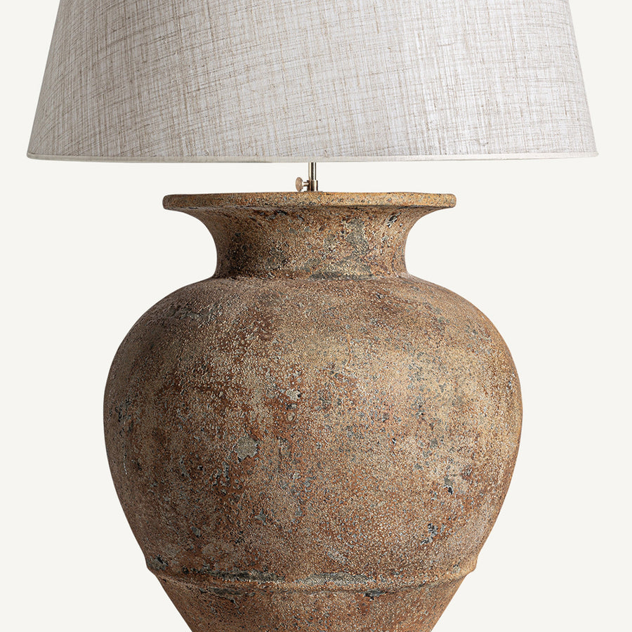 Barna színű, égetett kerámiából készült, óriás kézműves asztali lámpa.