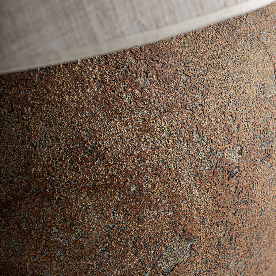 Barna színű, égetett kerámiából készült, óriás kézműves asztali lámpa.