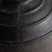 Fekete színű, égetett agyagból készült kézműves asztali lámpa.