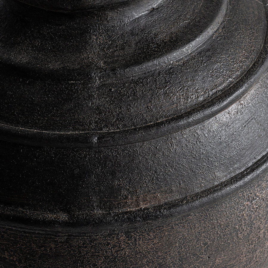 Fekete színű, égetett agyagból készült kézműves asztali lámpa.