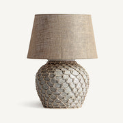 Szürke színű, betonból készült kézműves asztali lámpa.