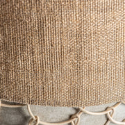 Szürke színű, betonból készült kézműves asztali lámpa.