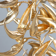 Aranyszínű mű trópusi akác ág.