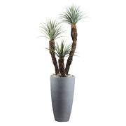 Élethű kék jukka pálma műnövény beltéri elhelyezésben, nappali dekorációként.