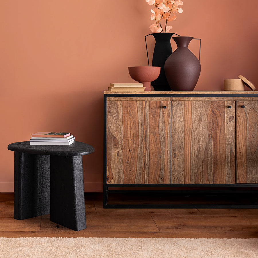 Fekete színű, formatervezett design dohányzóasztal.