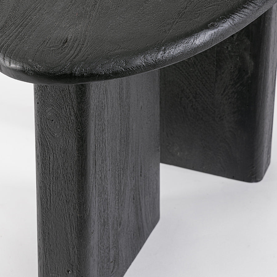 Fekete színű, formatervezett design dohányzóasztal.