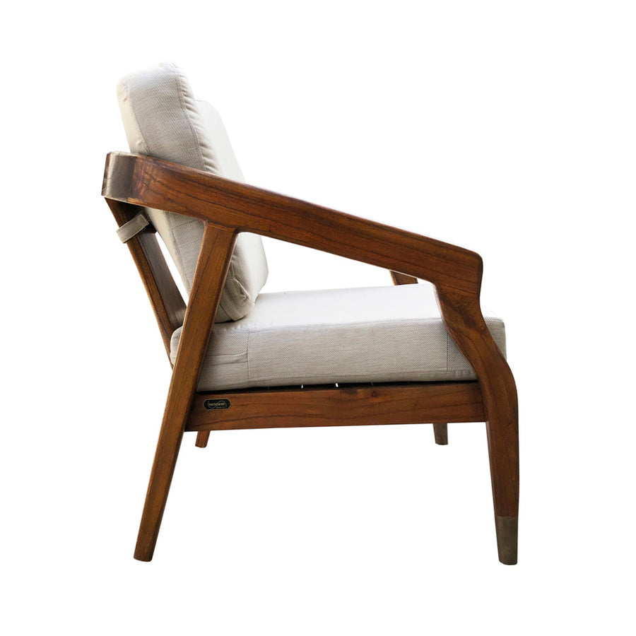 Vastag ülőpárnás kialakítású, masszív, pácolt és lakkozott mindifából készült formatervezett design fotel.