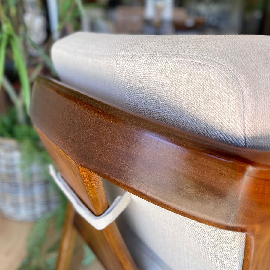 Vastag ülőpárnás kialakítású, masszív, pácolt és lakkozott mindifából készült formatervezett design fotel.