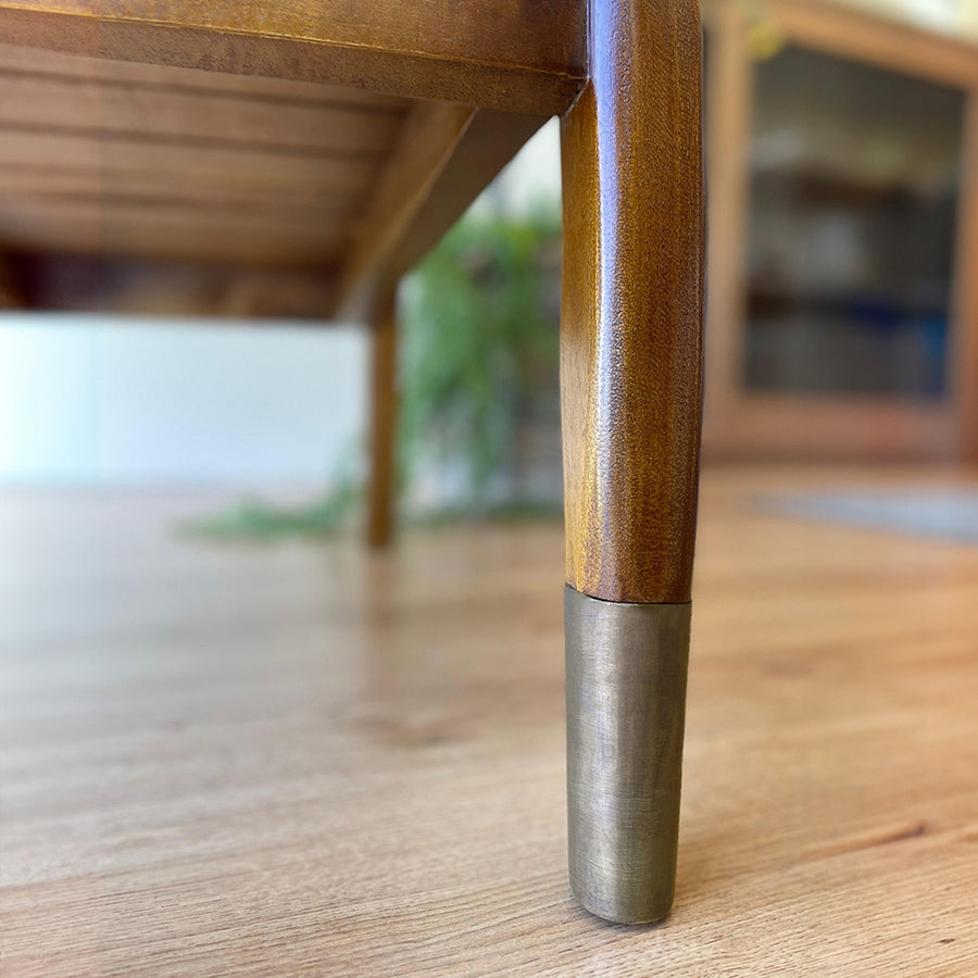 Vastag ülőpárnás kialakítású, masszív, pácolt és lakkozott mindifából készült formatervezett design fotel.