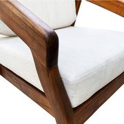 Vastag ülőpárnás kialakítású, masszív, pácolt és lakkozott mindifából készült formatervezett design fotel.