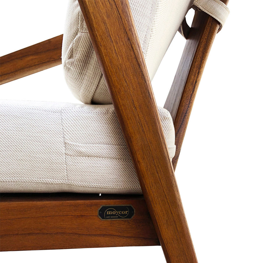 Vastag ülőpárnás kialakítású, masszív, pácolt és lakkozott mindifából készült formatervezett design fotel.