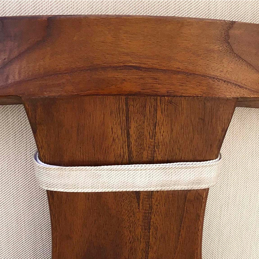 Vastag ülőpárnás kialakítású, masszív, pácolt és lakkozott mindifából készült formatervezett design fotel.