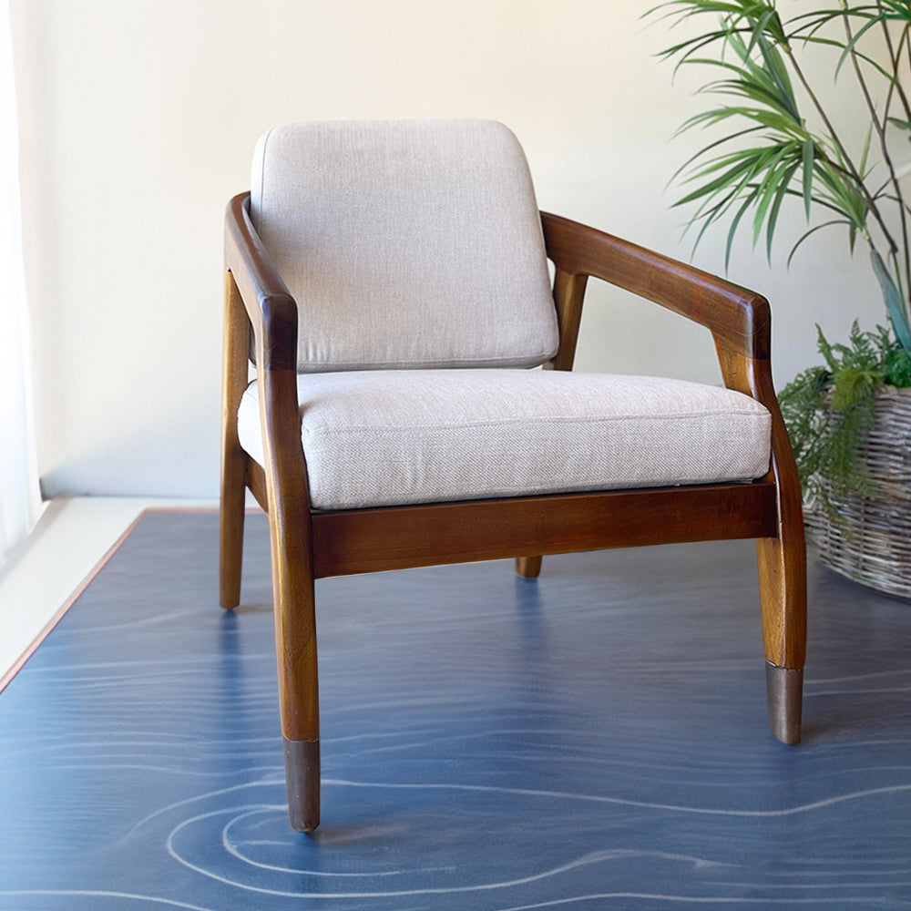 Vastag ülőpárnás kialakítású, masszív, pácolt és lakkozott mindifából készült formatervezett design fotel.