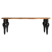 Provanszi ihletésű, fekete színű díszes lábakkal és natúr színű kezelt asztallappal kialakított, tömör akácfából készült étkezőasztal.