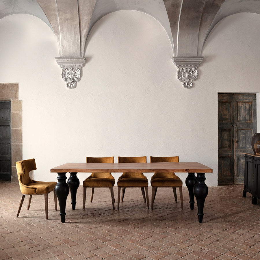 Provanszi ihletésű, fekete színű díszes lábakkal és natúr színű kezelt asztallappal kialakított, tömör akácfából készült étkezőasztal.