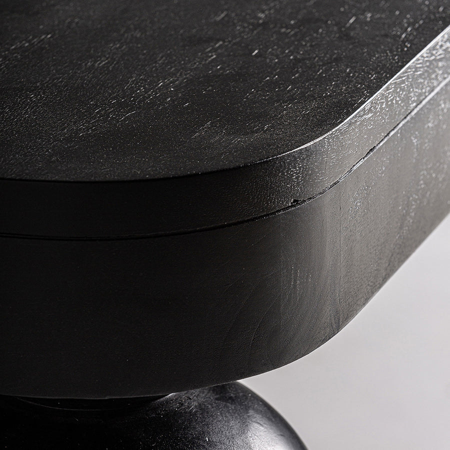 Lekerekített sarkú fekete mangófa asztallap részlet – Zeniva kollekció.