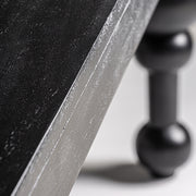 Masszív fekete mangófa asztalszél részlet – természetes fa textúra.