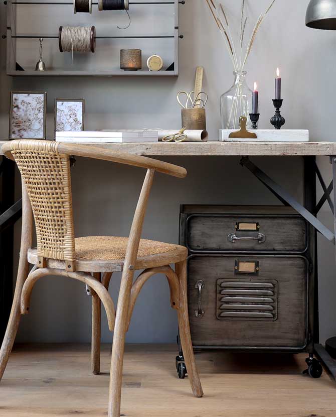 1 fiókos antik szürke színű ipari stílusú kerekes fém kis szekrény, íróasztal alatt., fa székkel.