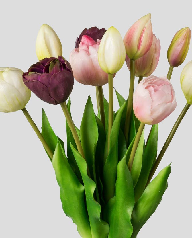 12 szálból álló, vegyes színű tulipáncsokor művirág, nyílt és bimbós virágfejekkel.