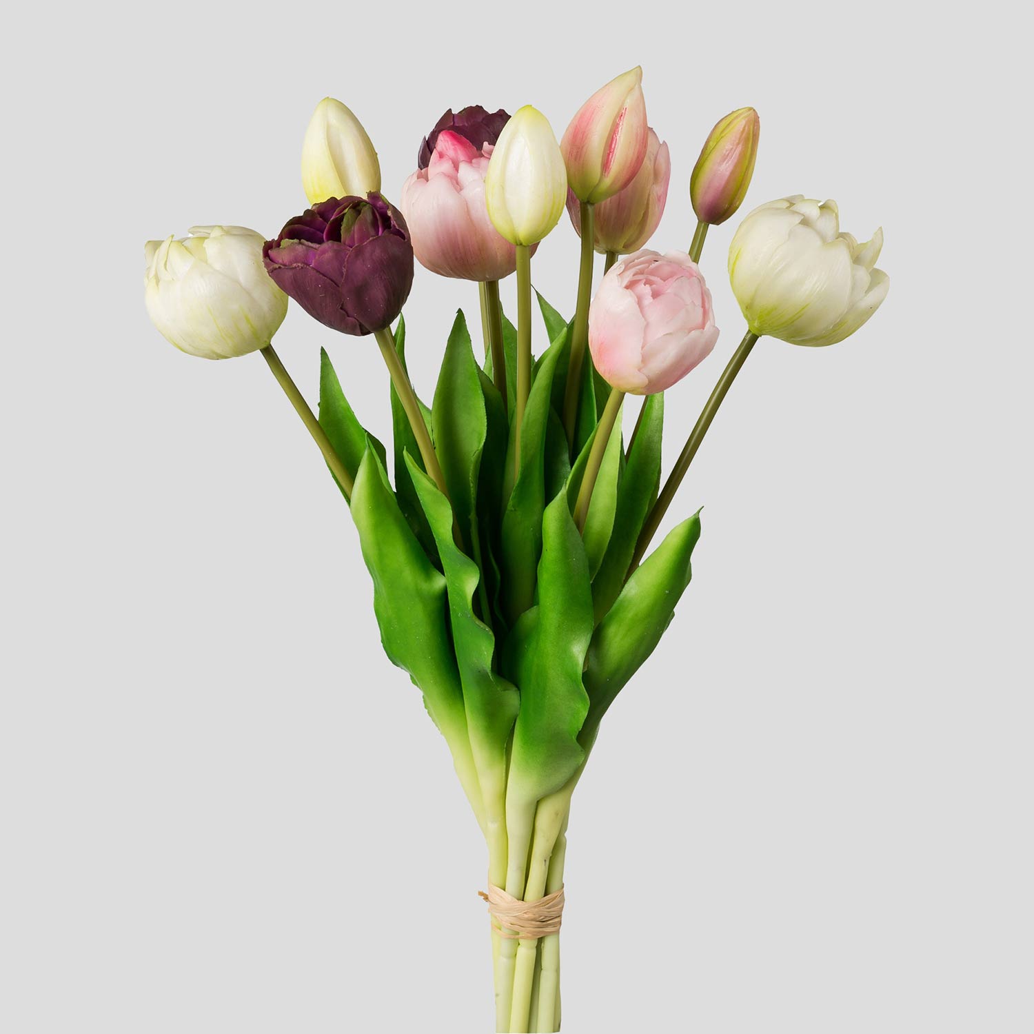 12 szálból álló, vegyes színű tulipáncsokor művirág, nyílt és bimbós virágfejekkel.