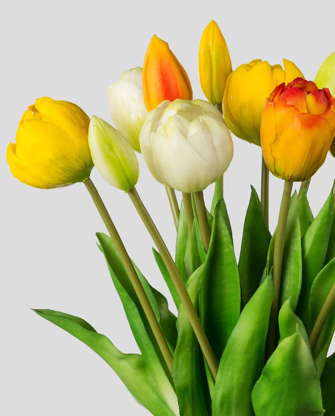 12 szálból álló, vegyes színű tulipáncsokor művirág, nyílt és bimbós virágfejekkel..