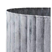 2 db-os szürke színű, bordázott bádogkaspó szett közelképe.