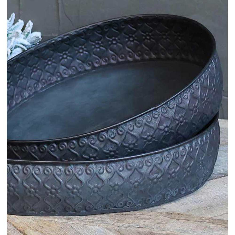 Vintage stílusú, antikolt felületű, grafitszínű, kétdarabos, ovális formájú, dombormintával díszített bádog tálca szett.