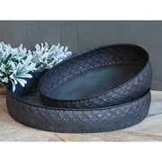 Vintage stílusú, antikolt felületű, grafitszínű, kétdarabos, ovális formájú, dombormintával díszített bádog tálca szett.