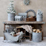 Vidéki stílusú, antikolt felületű, fenyőfa formájú dombormintákkal díszített, kétdarabos, ovális formájú, karácsonyi bádog kaspó szett.